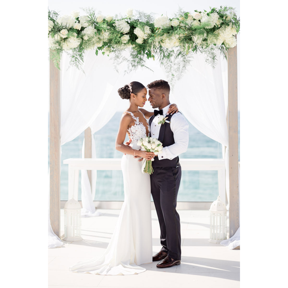 couple photo under the arch