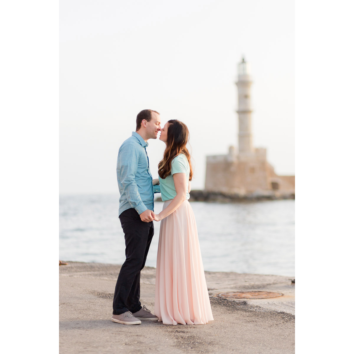 couple photo shoot in the old harbor in Chania