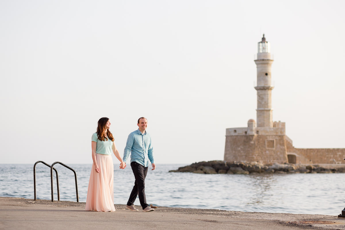 the lighthouse is the ideal background of the portrait sessions in Chania
