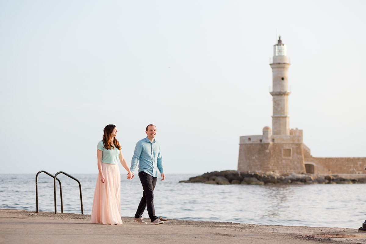 the lighthouse is the ideal background of the portrait sessions in Chania