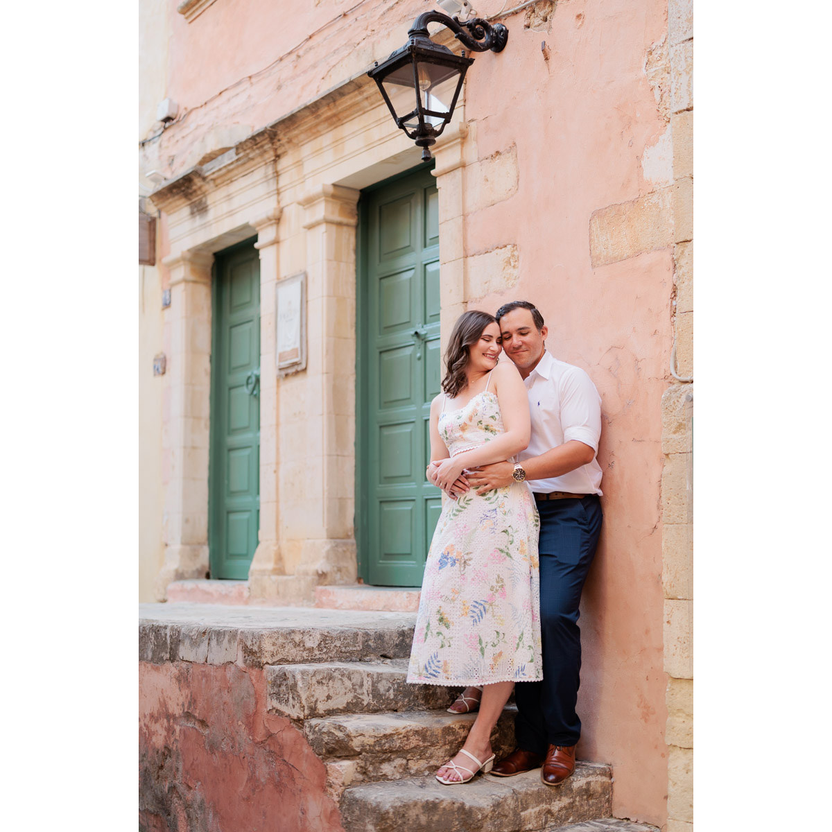 couple photo-session in the small alleys of the old town of Chania