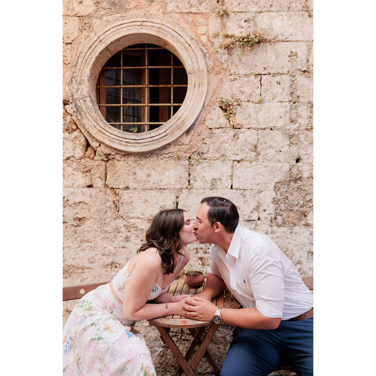 kissing in the old town of Chania