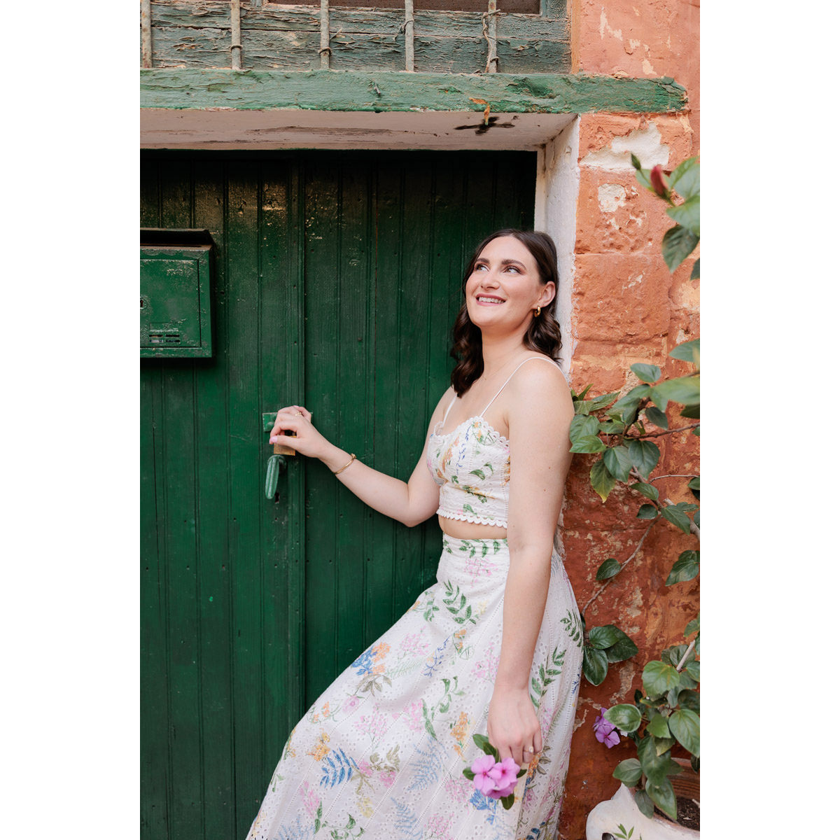 beautiful lady next to the colourful buildings