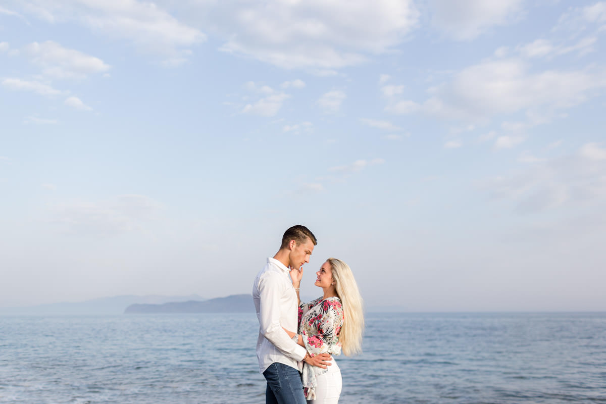 looking each other in front of the sea