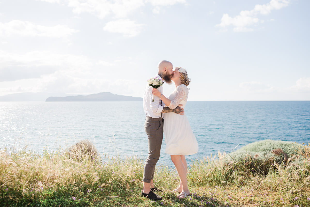couple kissing by the sea