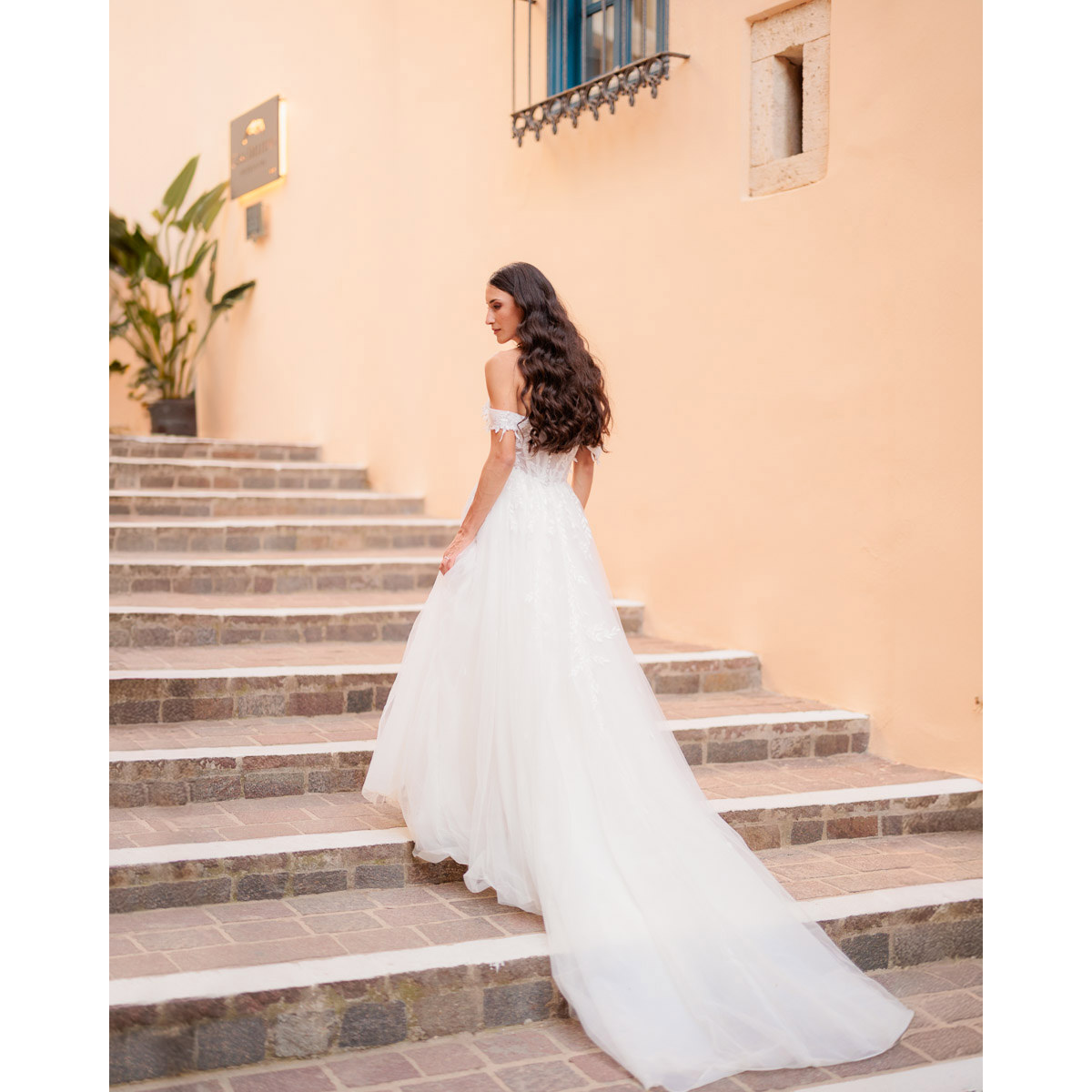 Romantic wedding photo in Crete
