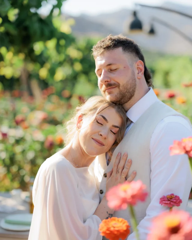 Love, in Bloom ! in @gramvousarestaurant 
Makeup: @margarita.makeup.artist 
.
.
#cretephotographer #weddingphotographercrete #weddingphotographerchania #creteweddingvenues